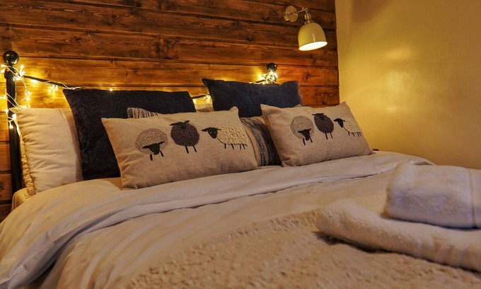 Holsworthy Cottage | 1 Bed Cottage - Hot Tub, Pool, Wifi, Pets