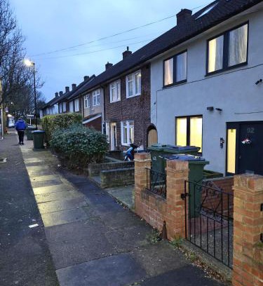Kidbrooke with Hornfair Apartment | 1 Bed Flat - Sleeps 2 - Parking - Garden