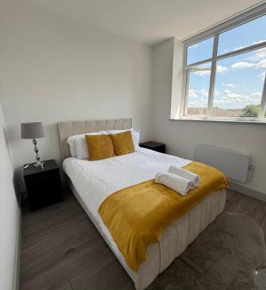Desborough Apartment | 1 Bed Flat - Sleeps 2 - Pets - Parking - Wifi