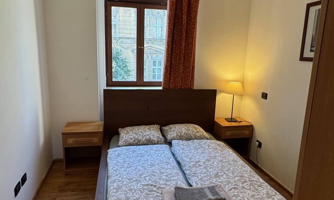Karlin Apartment | 1 Bed Flat - Sleeps 2 - Pets - Smoking on terrace