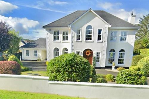 Eglinton Apartment | 1 Bed Flat - Sleeps 2 - Pets - Parking - Garden