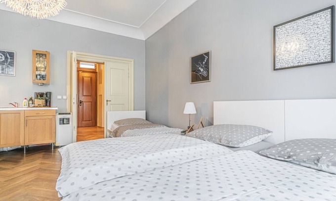 Mala Strana Apartment | 1 Bed Flat - Sleeps 3 - Pets - Wifi