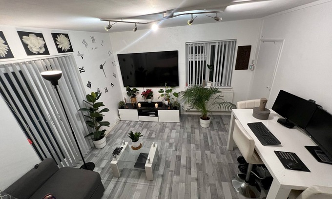Markhouse Apartment | 1-Bed Flat with Fast Wi-Fi in prime location 15mins from central london