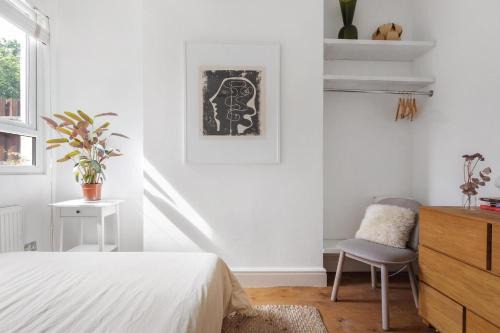 Tottenham Hale Apartment | 1 Bed & Garden, Sunny Artist Flat - 20mins to Central London