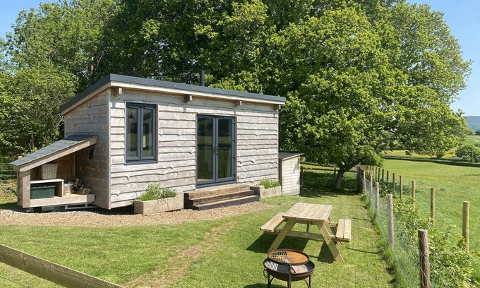 Horner House | 1 Bed Hut - Sleeps 4 - Pets - Parking
