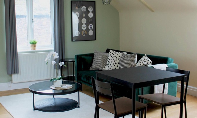 Caerleon Apartment | 1 Bed Loft - Sleeps 2 - Parking - Wifi