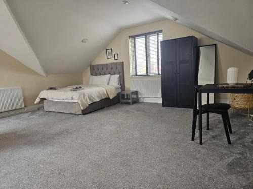 Newport Apartment | 1 Bed Loft - Sleeps 2 - Parking - Wifi