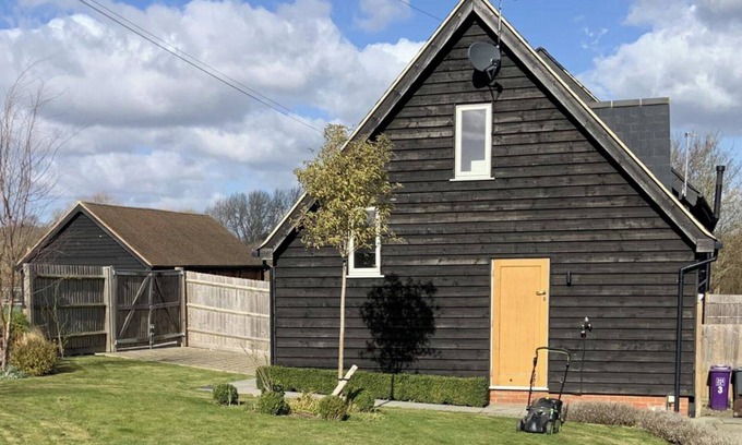 Hitchin House | 1-Bed - Sleeps 2 - Pet Friendly w Parking