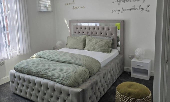 Wolverhampton Apartment | 1 Bed - Sleeps 4 - City Centre