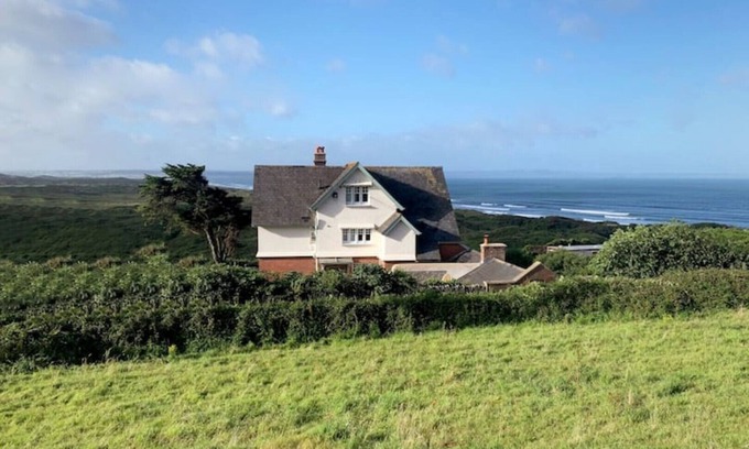 Saunton Apartment | 1 Bed Top Floor Apartment minutes walk from Saunton Beach