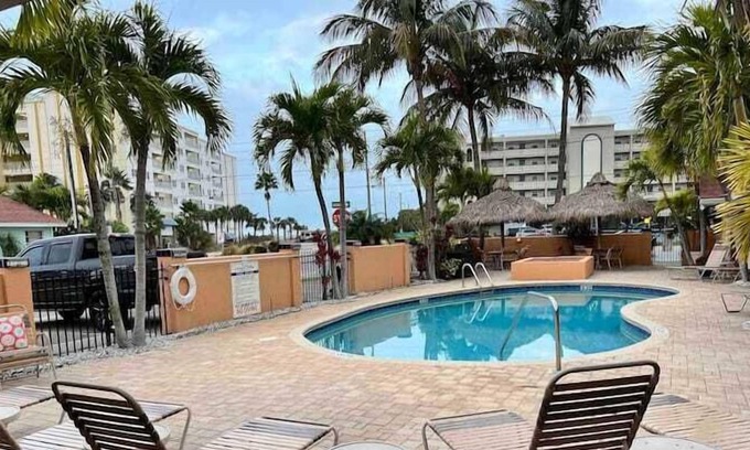 North Redington Beach Apartment | 1 Bedroom 707248 by Houzlet