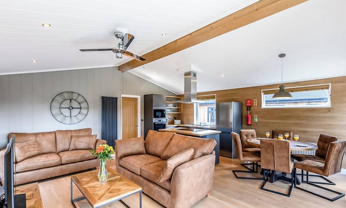 Saintbury Ski Chalet | 1 bedroom accommodation in Snitterfield, Stratford Upon Avon