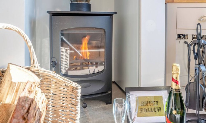 Arnold Ski Chalet | 1 bedroom accommodation in Skirlaugh, Nr Hull