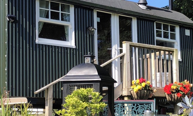 Camelford Cabin | 1 Bedroom Cabin Sleeps 2, Private Garden, WiFi