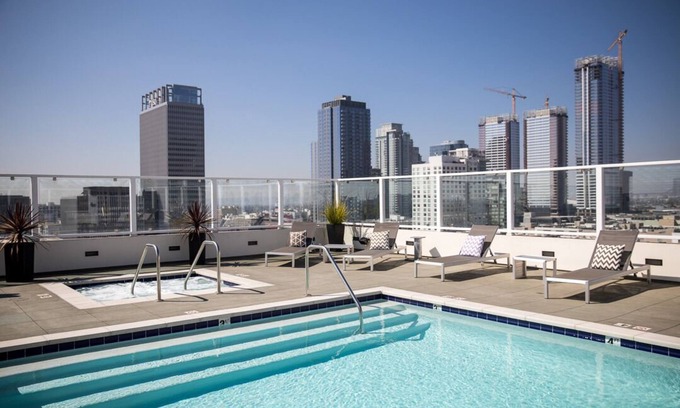 Historic Core Apartment | 1 Bedroom Condo with Rooftop Amenities – Pool, Jacuzzi & Breathtaking City Views