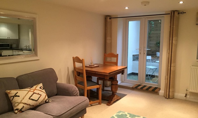 Cheltenham Apartment | 1 bedroom courtyard apartment, Central Cheltenham