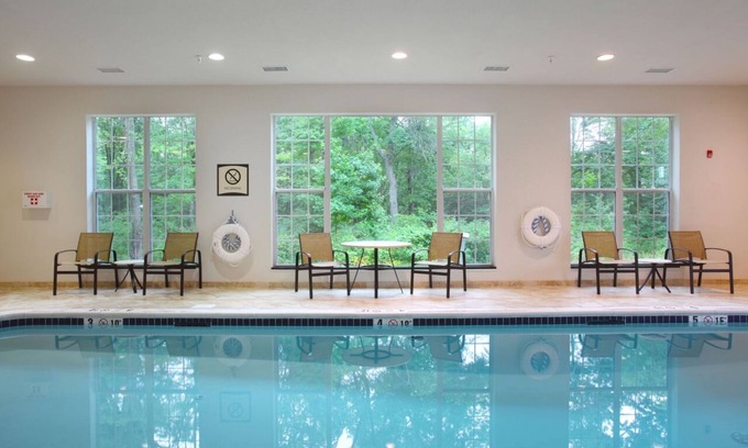 North Brunswick Condo | 1 Bedroom | Free Breakfast. Pool & Hot Tub
