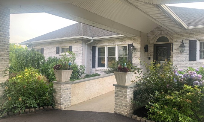 Forest Grove House | 1-bedroom guesthouse with sunroom and gas fireplace on Bloom Farm in Doylestown