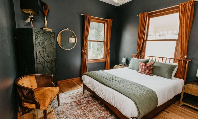 Nevada City Hotel | 1 bedroom Modern Victorian in heart of downtown