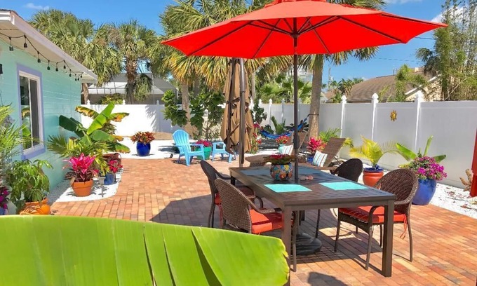 Horton Shores House | 1 Block from beach! 🏖 3 blocks to Downtown. Resort-like Backyard Walk to all