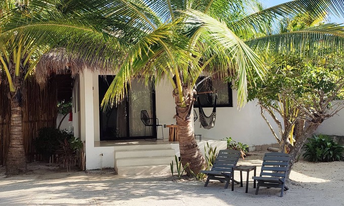 Isla Holbox House | 1 block to the beach, kitchen, smart tv, starlink wi-fi, calm, relaxing