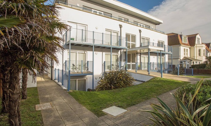 Southbourne Cottage | 1 BLUE WATERS, country holiday cottage, with a garden in Southbourne