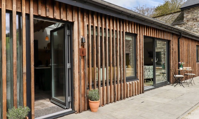 Buckfastleigh House | 1 CADDAFORD BARNS, pet friendly, with open fire in Buckfastleigh