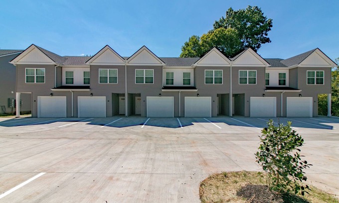 Clarksville Condo | 1 car garage 3 Bedroom Condo