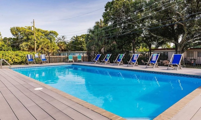 Edgewood Apartment | #1 Heated Salt-Water Pool (Shared)
