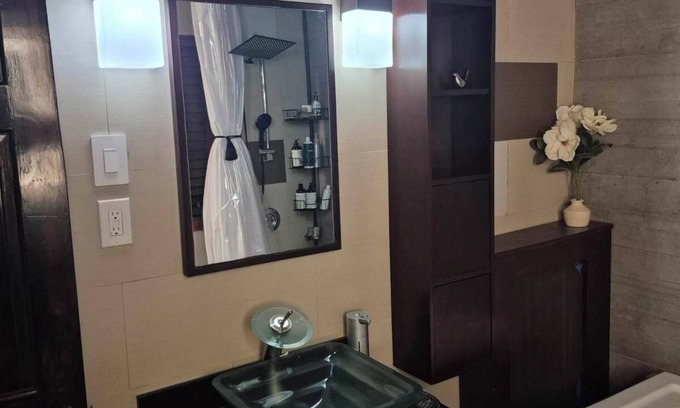 Queens House | 1 King + 2 full beds apt. 20 min train to Manhattan NYC. 5 mins from JFK Airport