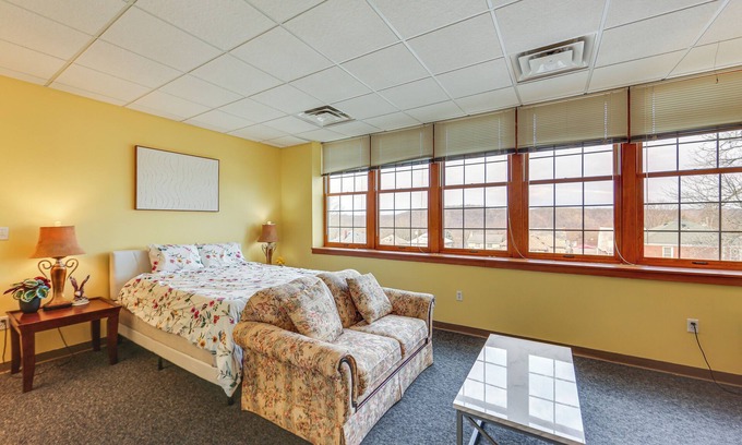New Kensington Apartment | 1 Mi to Allegheny River: New Kensington Studio!