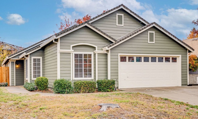 Southwestern Sacramento House | 1 Mi to College & Park: Peaceful Sacramento Home