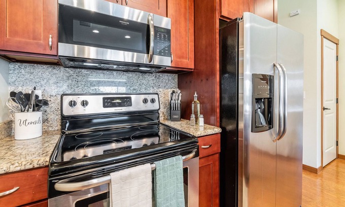 Hilltop House | <1 mi to Dome | 3BD 2.5BA | Townhouse | Garage -20