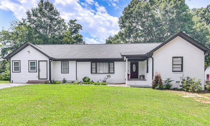 Monroe Apartment | 1 Mi to Dtwn Monroe: Family-Friendly Duplex!