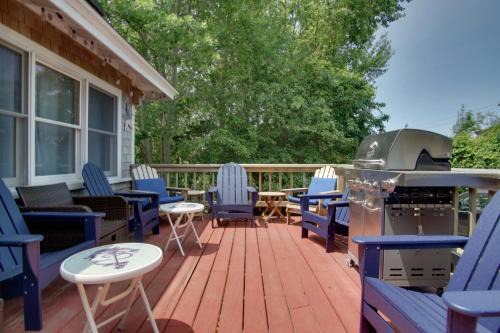 East Chop House | 1 Mi to Ferry Terminal Oak Bluffs Family Retreat!