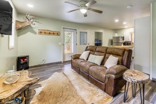 Lynx House | 1 Mi to Hunting Cozy and Secluded Stout Cabin