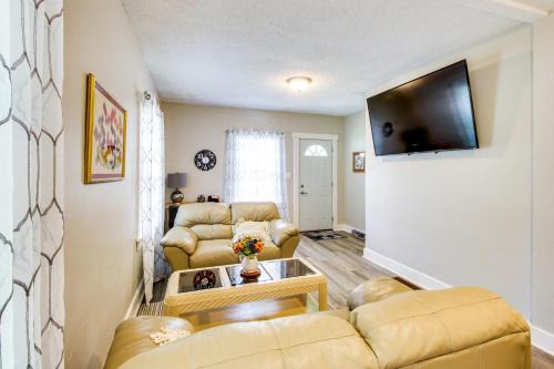 Manhattan House | 1 Mi to K-State Campus Central Manhattan Home