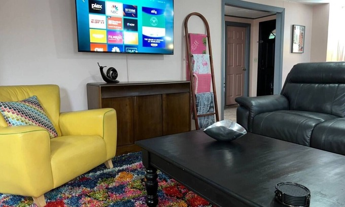 Griffin Heights House | 1 mi to Stadium-dog friendly-fence yrd