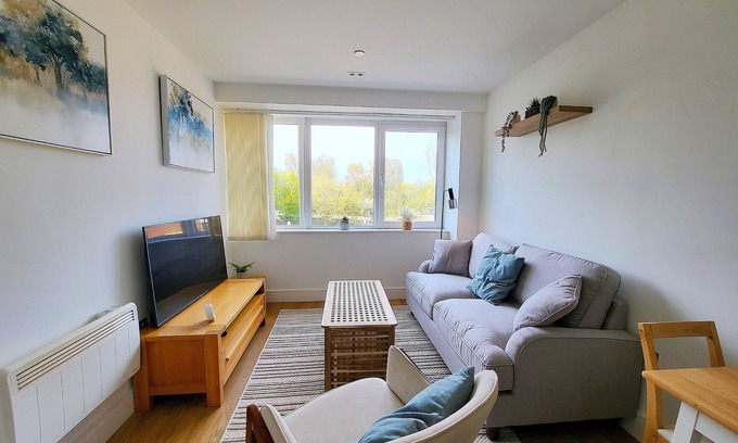 Kings Langley Apartment | 1 min drive to Train, 10 to Warner Bro's