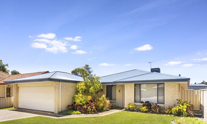 Geographe House | 1 minute to quiet Beach. 3 minutes to town centre. Relax and enjoy the serenity.