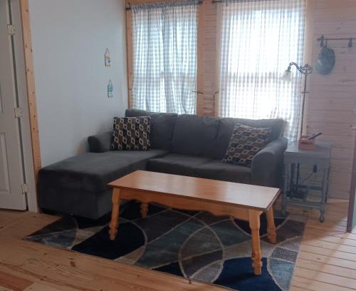 Palestine House | 1 private bedroom and 2 loft Cabin in the Country Woods