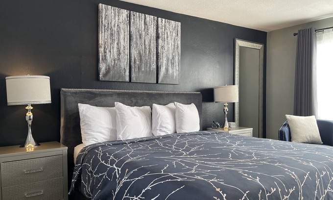 Two Harbors Hotel | #1 Queen- Vine & Branches Inn, 2 minute walk to Burlington Bay!