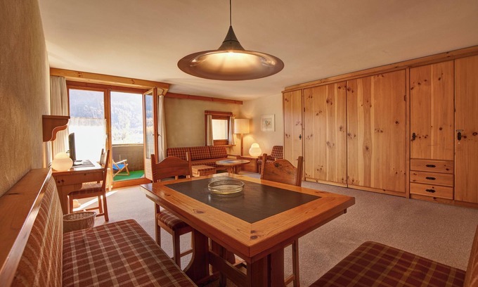 Silvaplana Apartment | 1-room flat with lake view on the 2nd floor