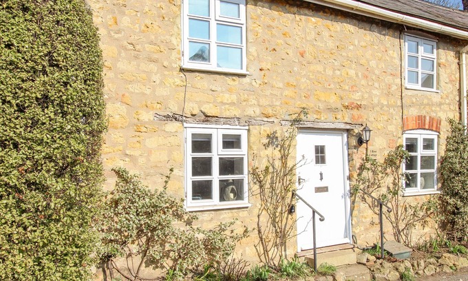 Shipton Gorge Cottage | 1 ROSE COTTAGE, pet friendly, with a garden in Shipton Gorge