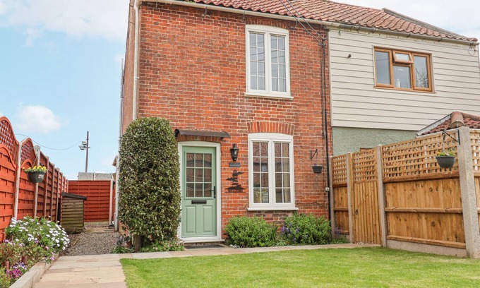 Lowestoft Cottage | 1 RUMSBY COTTAGES, pet friendly, with open fire in Kessingland