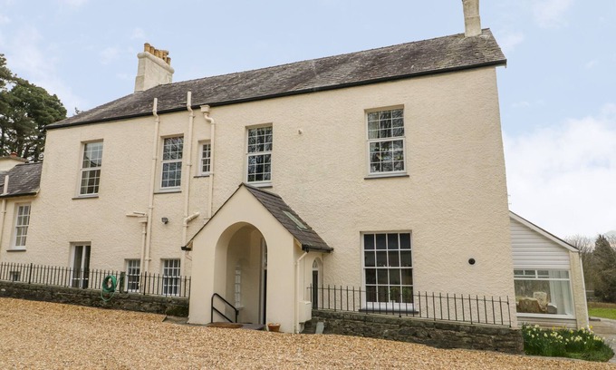 Menai Bridge Cottage | 1 TYN Y CAEAU APARTMENT, family friendly in Menai Bridge