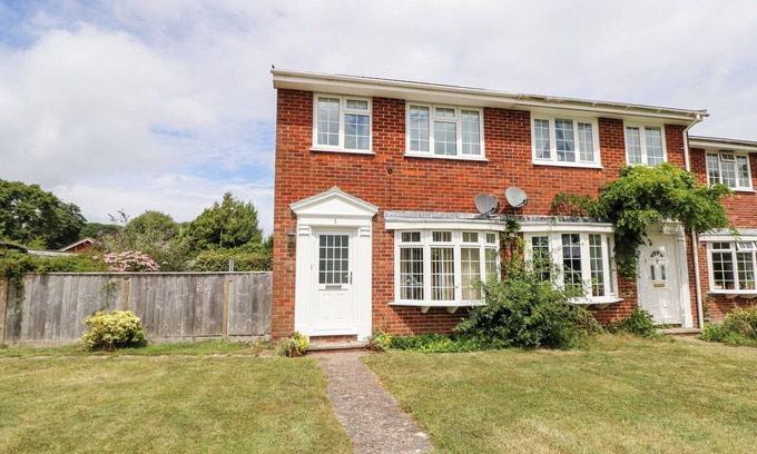 Cowes Cottage | 1 WESTWOOD CLOSE, pet friendly, country holiday cottage in Cowes