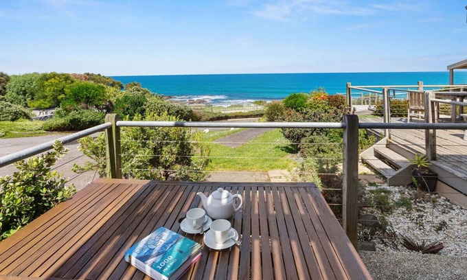 Wongarra Apartment | 1 Whitecrest Resort - Pool & Amazing Ocean Views