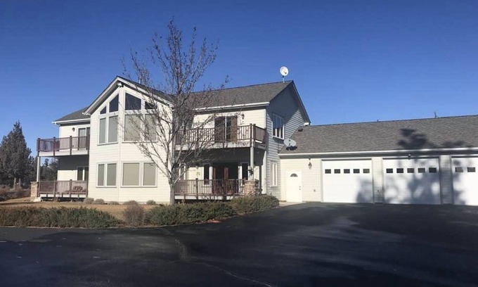 Bend House | 10 acres, killer mountain views, fire pit, sleeps 8 -2 kings -Dog Friendly!