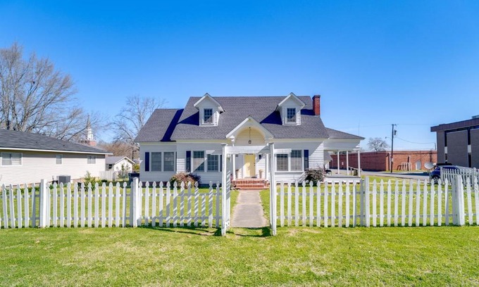 Vivian House | 10 Mi to Caddo Lake Charming Cottage in Vivian!